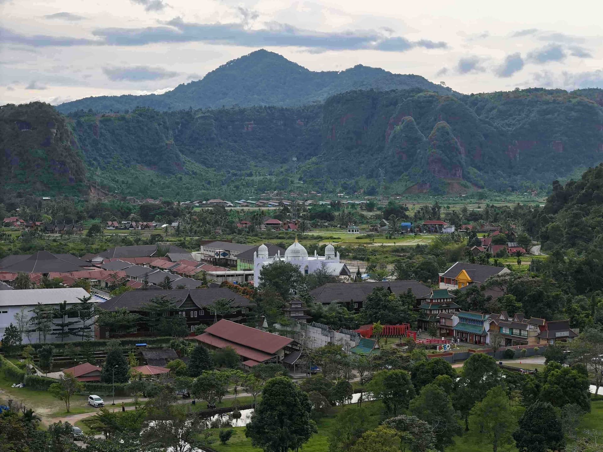 Paralayang di Sumatera Barat: Spot Terbaik dan Cara Menuju ke Sana
